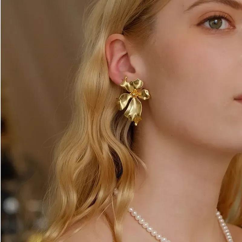 Wholesale Women Fashion Elegant Metal Floral Earrings